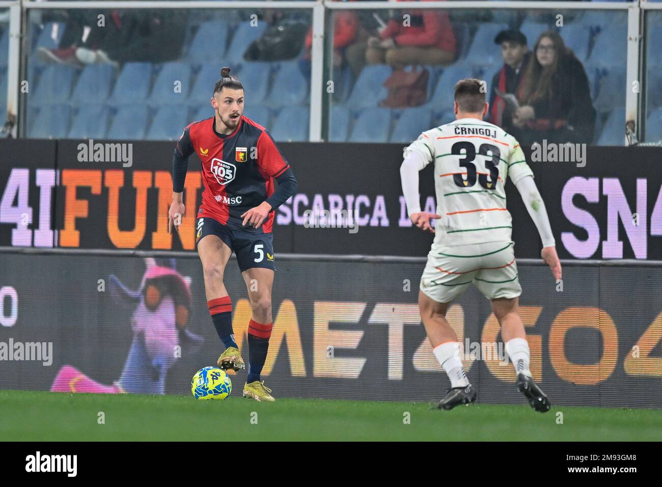 Genova, Italia. 16th Jan, 2023. Radu Matei Dragusin (Genova) - Domen Crnigoj (Venezia) durante la partita della CFC di Genova contro Venezia FC, partita italiana di calcio Serie B a Genova, gennaio 16 2023 Credit: Agenzia indipendente per le foto/Alamy Live News Foto Stock