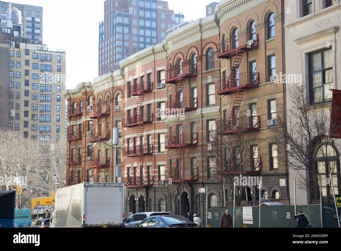 Il fuoco lungo la strada sfugge su edifici di appartamenti lungo la 96th Street vicino a Lexington Avenue sul lato est di Manhattan, New York City. Foto Stock