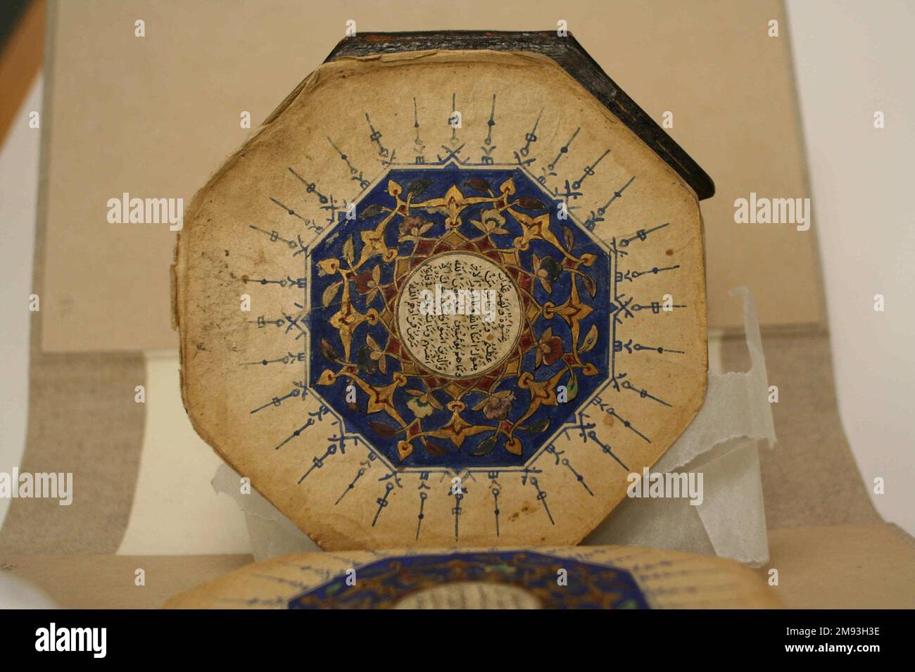 Manoscritto del Corano manoscritto del Corano, A.H. 889/1484 C.E. Inchiostro, acquerelli opachi e oro su carta, carta: 3 3/4 x 3 3/4 pollici (9,5 x 9,5 cm). Il patrono che commissionò questo manoscritto del Corano non risparmiò spese – dai primi foglietti, pieni di illuminazione lussureggiante, al binding, elaborato inciso con i fiori di loto di ispirazione cinese e le bande nubi comuni all'arte della dinastia Timuride in Iran e in Asia Centrale. La seconda e la terza pagina qui esposte presentano intricati ornamenti vegetali in oro su uno sfondo di blu cobalto, entrambi pregiati Foto Stock