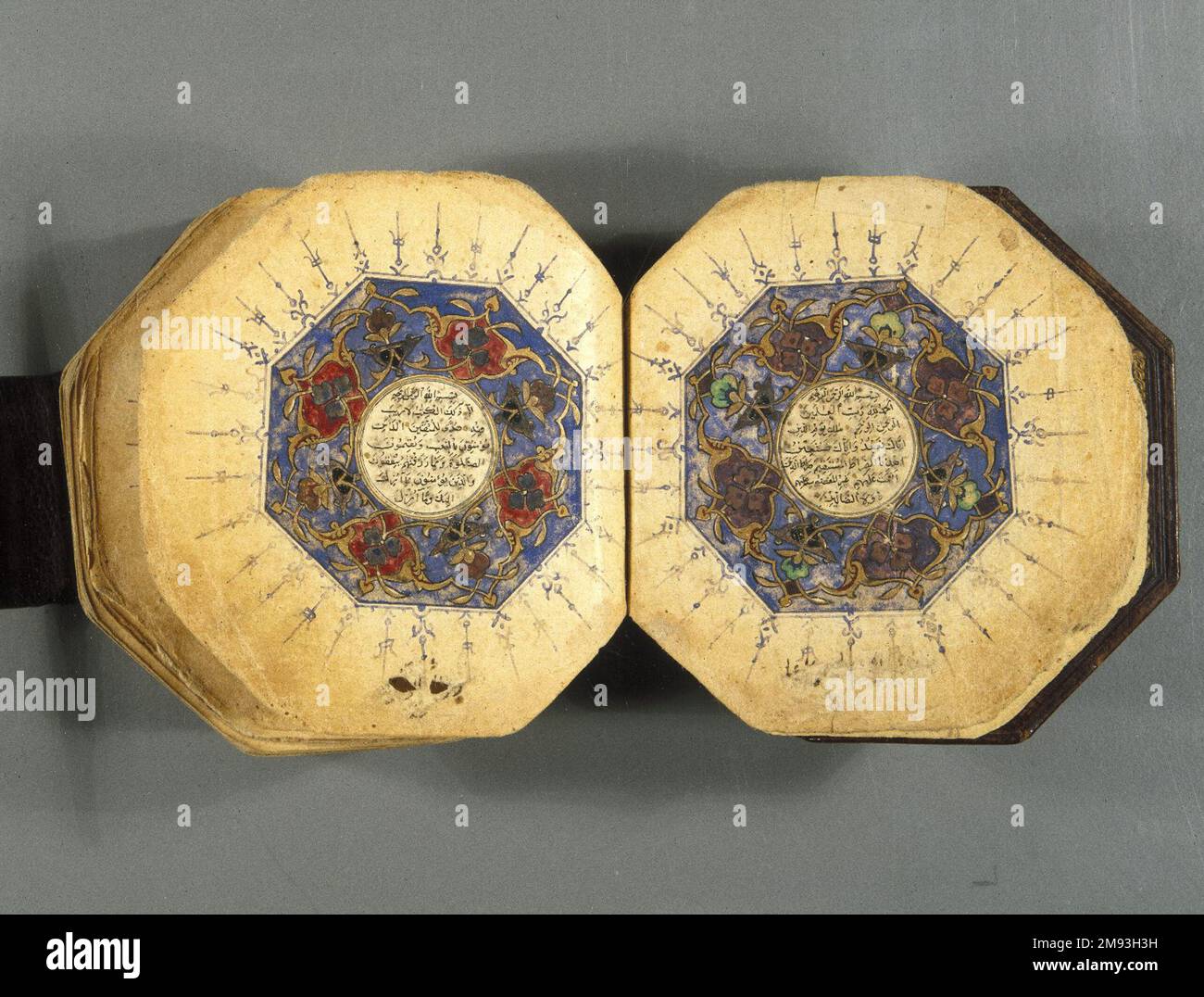 Manoscritto del Corano manoscritto del Corano, A.H. 889/1484 C.E. Inchiostro, acquerelli opachi e oro su carta, carta: 3 3/4 x 3 3/4 pollici (9,5 x 9,5 cm). Il patrono che commissionò questo manoscritto del Corano non risparmiò spese – dai primi foglietti, pieni di illuminazione lussureggiante, al binding, elaborato inciso con i fiori di loto di ispirazione cinese e le bande nubi comuni all'arte della dinastia Timuride in Iran e in Asia Centrale. La seconda e la terza pagina qui esposte presentano intricati ornamenti vegetali in oro su uno sfondo di blu cobalto, entrambi pregiati Foto Stock