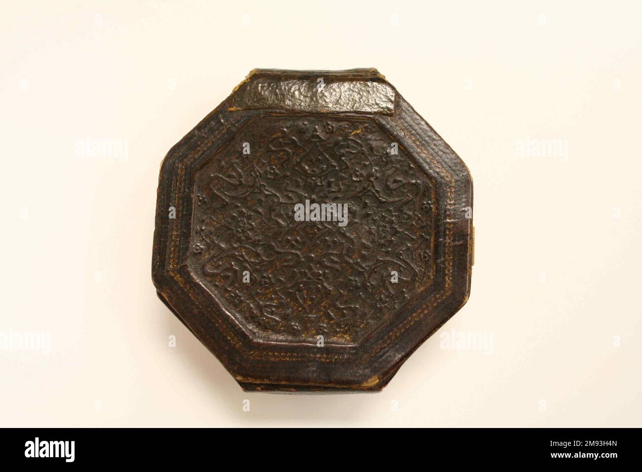 Manoscritto del Corano manoscritto del Corano, A.H. 889/1484 C.E. Inchiostro, acquerelli opachi e oro su carta, carta: 3 3/4 x 3 3/4 pollici (9,5 x 9,5 cm). Il patrono che commissionò questo manoscritto del Corano non risparmiò spese – dai primi foglietti, pieni di illuminazione lussureggiante, al binding, elaborato inciso con i fiori di loto di ispirazione cinese e le bande nubi comuni all'arte della dinastia Timuride in Iran e in Asia Centrale. La seconda e la terza pagina qui esposte presentano intricati ornamenti vegetali in oro su uno sfondo di blu cobalto, entrambi pregiati Foto Stock