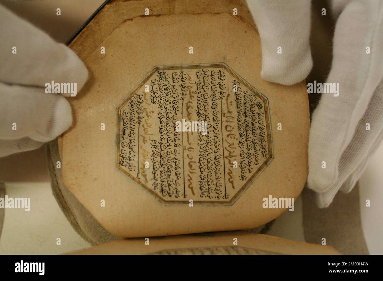 Manoscritto del Corano manoscritto del Corano, A.H. 889/1484 C.E. Inchiostro, acquerelli opachi e oro su carta, carta: 3 3/4 x 3 3/4 pollici (9,5 x 9,5 cm). Il patrono che commissionò questo manoscritto del Corano non risparmiò spese – dai primi foglietti, pieni di illuminazione lussureggiante, al binding, elaborato inciso con i fiori di loto di ispirazione cinese e le bande nubi comuni all'arte della dinastia Timuride in Iran e in Asia Centrale. La seconda e la terza pagina qui esposte presentano intricati ornamenti vegetali in oro su uno sfondo di blu cobalto, entrambi pregiati Foto Stock