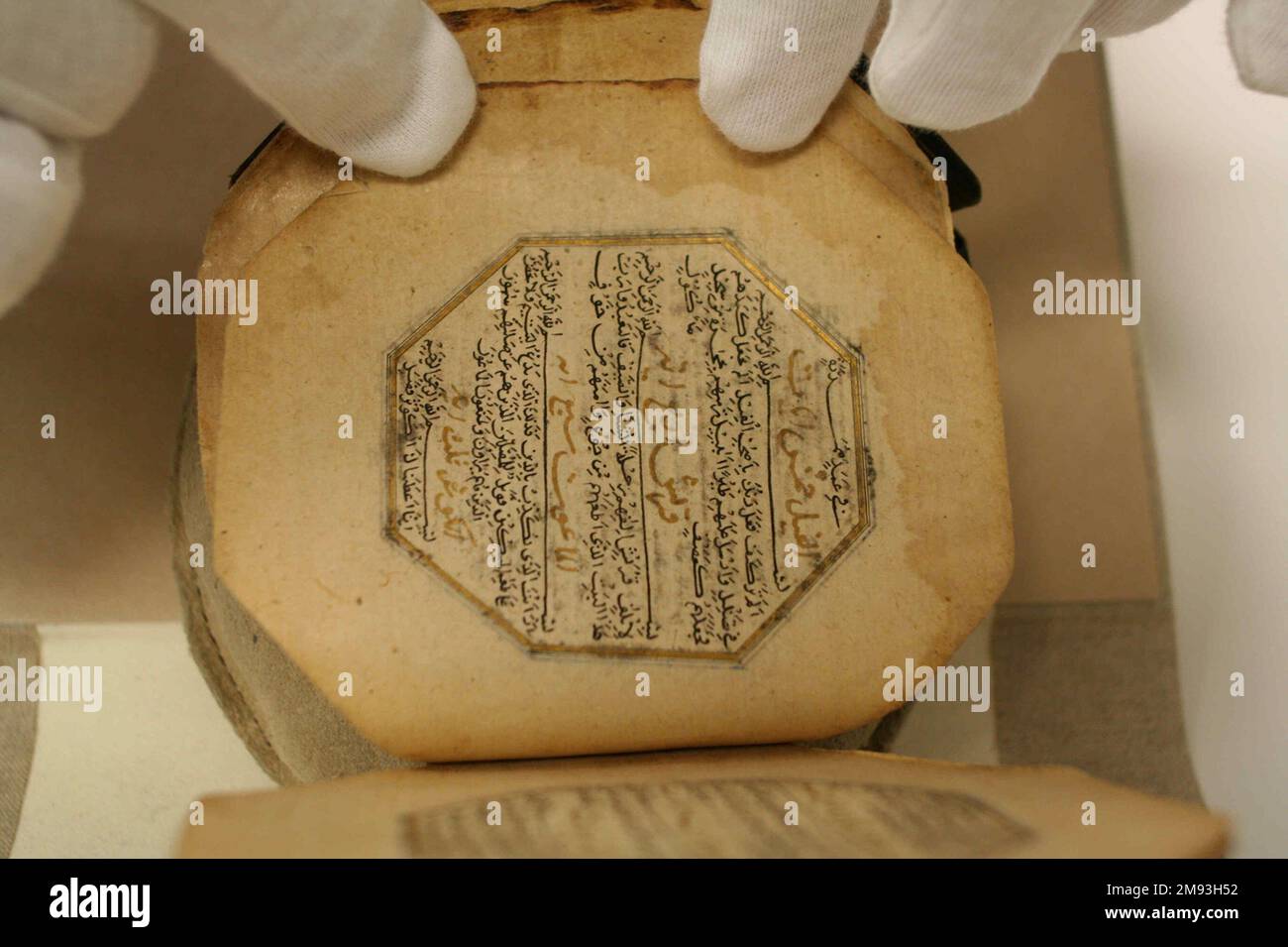 Manoscritto del Corano manoscritto del Corano, A.H. 889/1484 C.E. Inchiostro, acquerelli opachi e oro su carta, carta: 3 3/4 x 3 3/4 pollici (9,5 x 9,5 cm). Il patrono che commissionò questo manoscritto del Corano non risparmiò spese – dai primi foglietti, pieni di illuminazione lussureggiante, al binding, elaborato inciso con i fiori di loto di ispirazione cinese e le bande nubi comuni all'arte della dinastia Timuride in Iran e in Asia Centrale. La seconda e la terza pagina qui esposte presentano intricati ornamenti vegetali in oro su uno sfondo di blu cobalto, entrambi pregiati Foto Stock