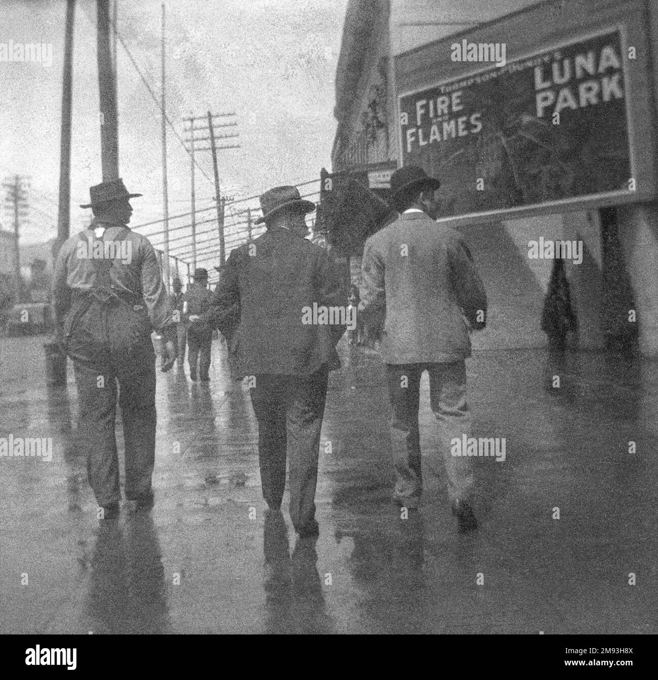 Surf Avenue, Coney Island S.S. Lewis. , 1904. Gli spettacoli di disastro negativo, entrambi operati in modo indipendente su Surf Avenue, e a Luna Park e Dreamland, erano comuni a Coney Island. Le rievocazioni delle battaglie di guerra, da Gettysburg alle più contemporanee guerre dei boeri, hanno gareggiato per l'attenzione con scene di catastrofi naturali come il Galveston Flood del 1900. Il “fuoco e fiamme” di Luna Park, pubblicizzato in questa immagine, è stato uno spettacolo catastrofico popolare in cui i vigili del fuoco hanno salvato diverse centinaia di attori da un hotel in fiamme a sei piani. Dreamland ha avuto un proprio espositore antincendio, “Fighting the Flames”, con Foto Stock