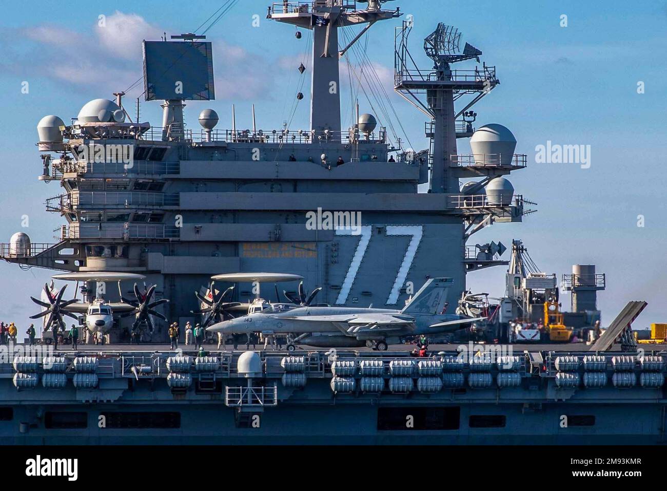 230115-N-TC847-1308 MARE ADRIATICO (15 gennaio 2023) marinai assegnati alla portaerei di classe Nimitz USS George H.W. Bush (CVN 77) eseguire operazioni di volo, 15 gennaio 2023. The George H.W. Bush Carrier Strike Group è in fase di implementazione pianificata negli Stati Uniti Naval Forces Europe area of Operations, impiegato dagli Stati Uniti Sesta flotta per difendere gli interessi degli Stati Uniti, degli alleati e dei partner. (STATI UNITI Foto Navy di Mass Communication Specialist 2nd Class Christine Montgomery) Foto Stock
