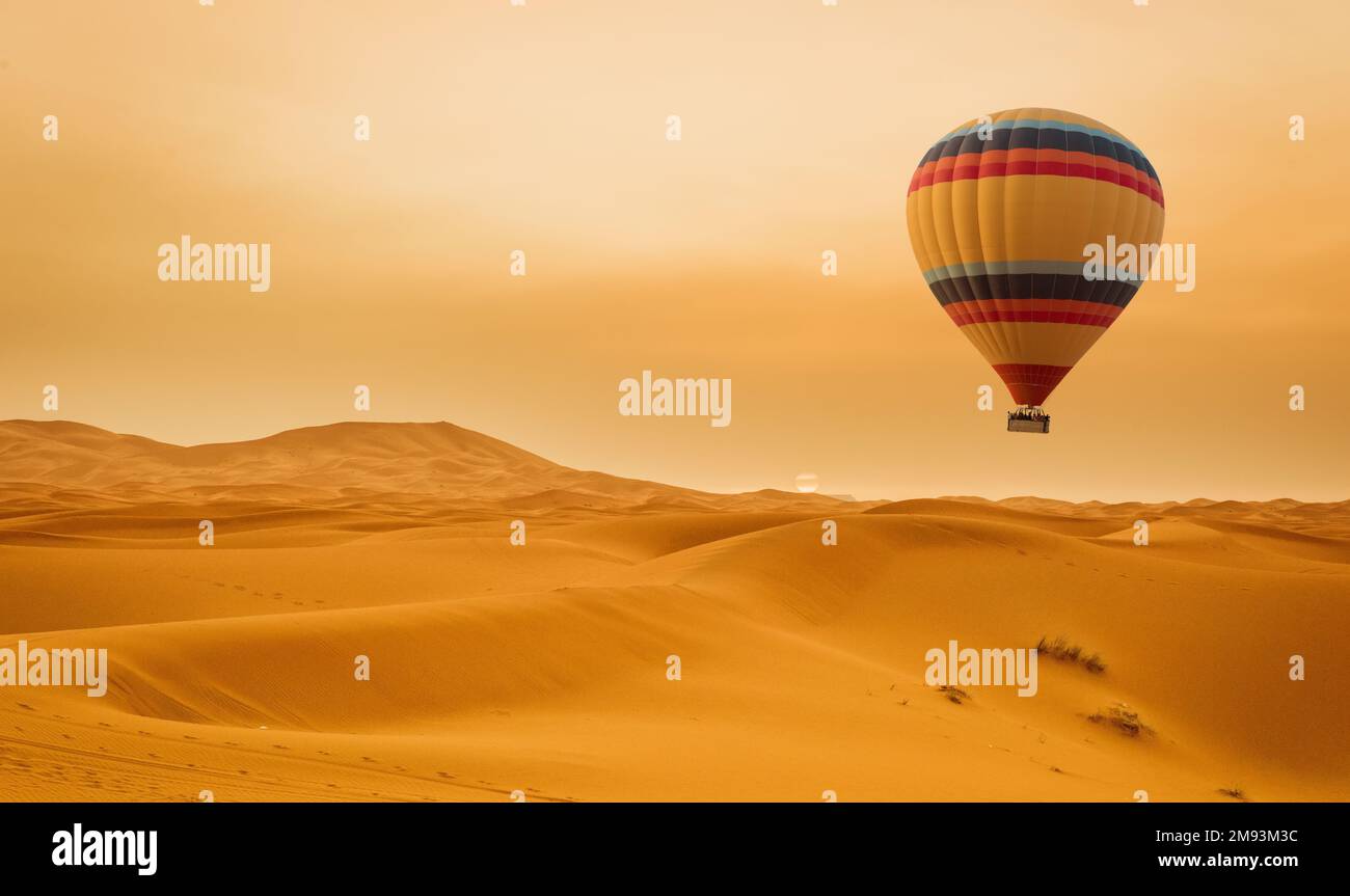Deserto e la mongolfiera paesaggio a Sunrise. Viaggi, ispirazione, successo, sogno, concetto di volo Foto Stock