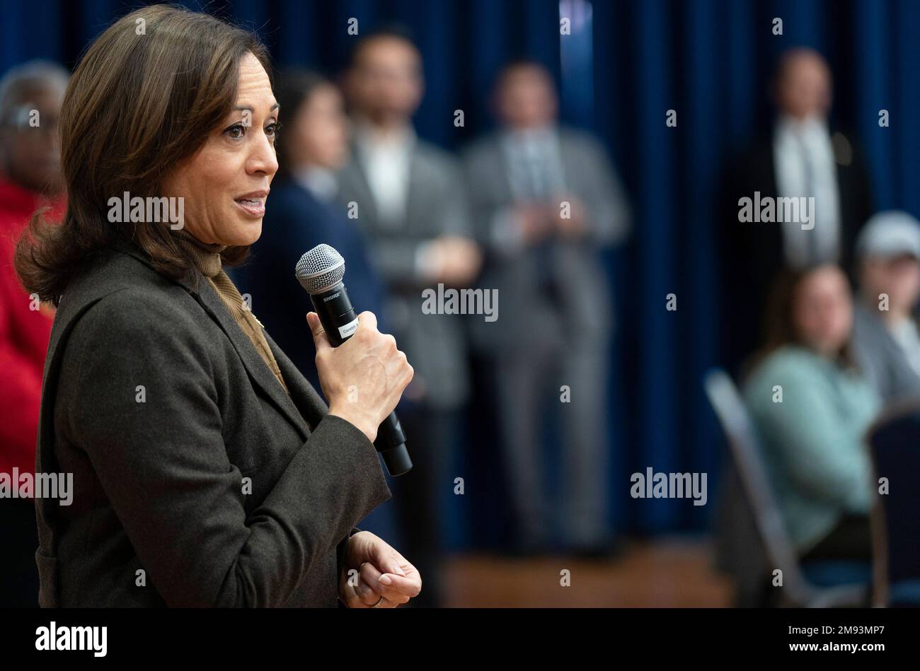 Washington, DC. 16th Jan, 2023. Il Vice Presidente degli Stati Uniti Kamala Harris esprime le sue osservazioni mentre partecipa a un Martin Luther King Jr. Progetto di servizio giornaliero alla George Washington University lunedì 16 gennaio 2023 a Washington, DC. Il Vice Presidente Harris, che è Unito dal Segretario del Dipartimento dell'Istruzione Miguel Cardona e Michael Smith, CEO di AmeriCorps, incontra volontari e aiuta a mettere insieme kit accademici per gli studenti Jumpstart. Credito: Leigh Vogel/Pool tramite CNP/dpa/Alamy Live News Foto Stock