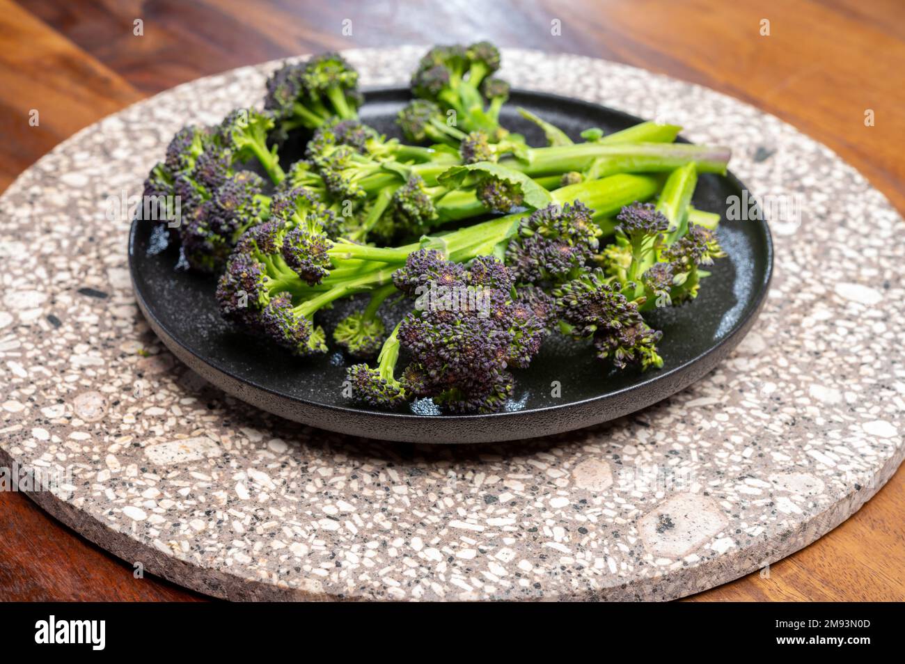 Gambi verdi scuri di verdure fresche crude di bimi asparagi broccoli Foto Stock