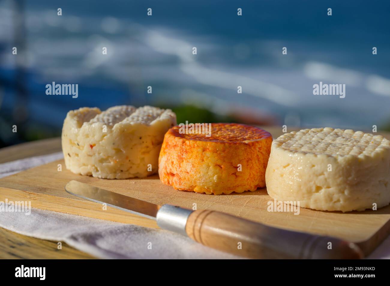 Varietà di capra, pecora, formaggi di mucca fatti con paprika, erbe in Portogallo servita all'aperto Foto Stock