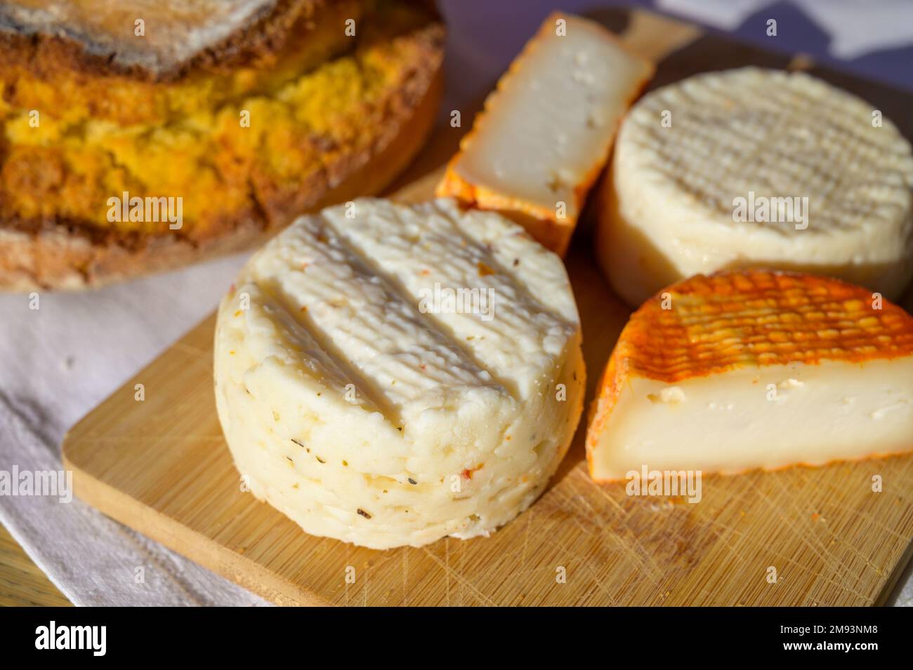 Varietà di capra, pecora, formaggi di mucca fatti con paprika, erbe fatte in Portogallo servite con pane fresco al forno all'aperto Foto Stock