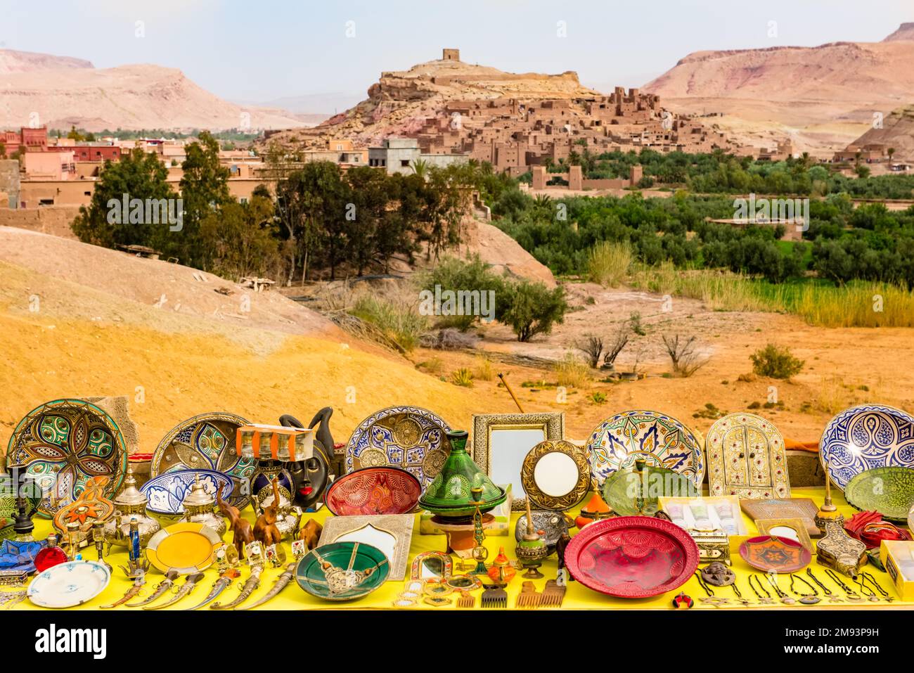 Souvenir artigianali marocchini su sfondo Kasbah Ait ben Haddou, Marocco Foto Stock