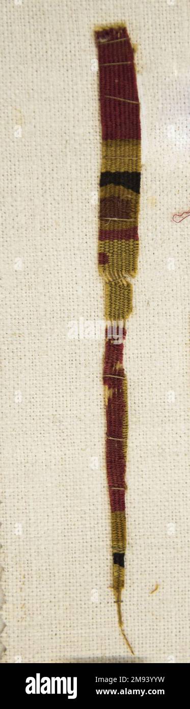 Frammento tessile, non determinato, o Tunico, frammento Inca/Moquegua. Frammento tessile, non determinato, o Tunico, frammento, 600-1000 C.E. Cotone, fibra camelide, 5/16 x 5 5/16in. (0,8 x 13,5cm). Arts of the Americas 600-1000 C.E. Foto Stock