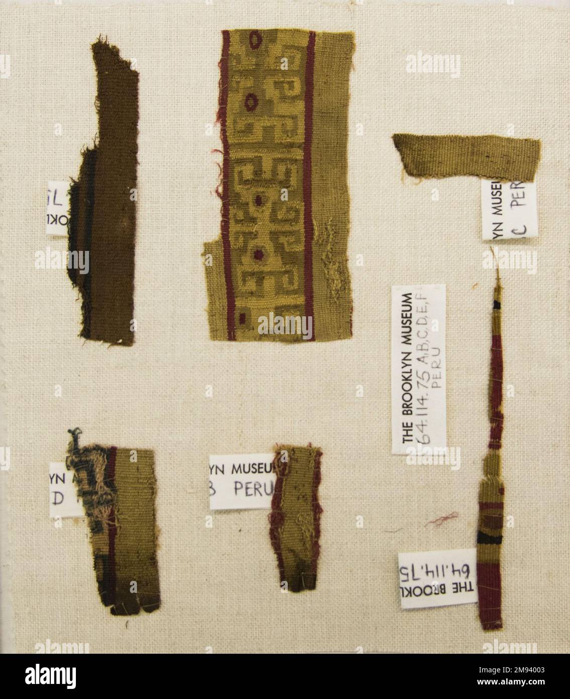 Frammento tessile, non determinato, o Tunico, frammento Inca/Moquegua. Frammento tessile, non determinato, o Tunico, frammento, 600-1000 C.E. Cotone, fibra camelide, 5/16 x 5 5/16in. (0,8 x 13,5cm). Arts of the Americas 600-1000 C.E. Foto Stock