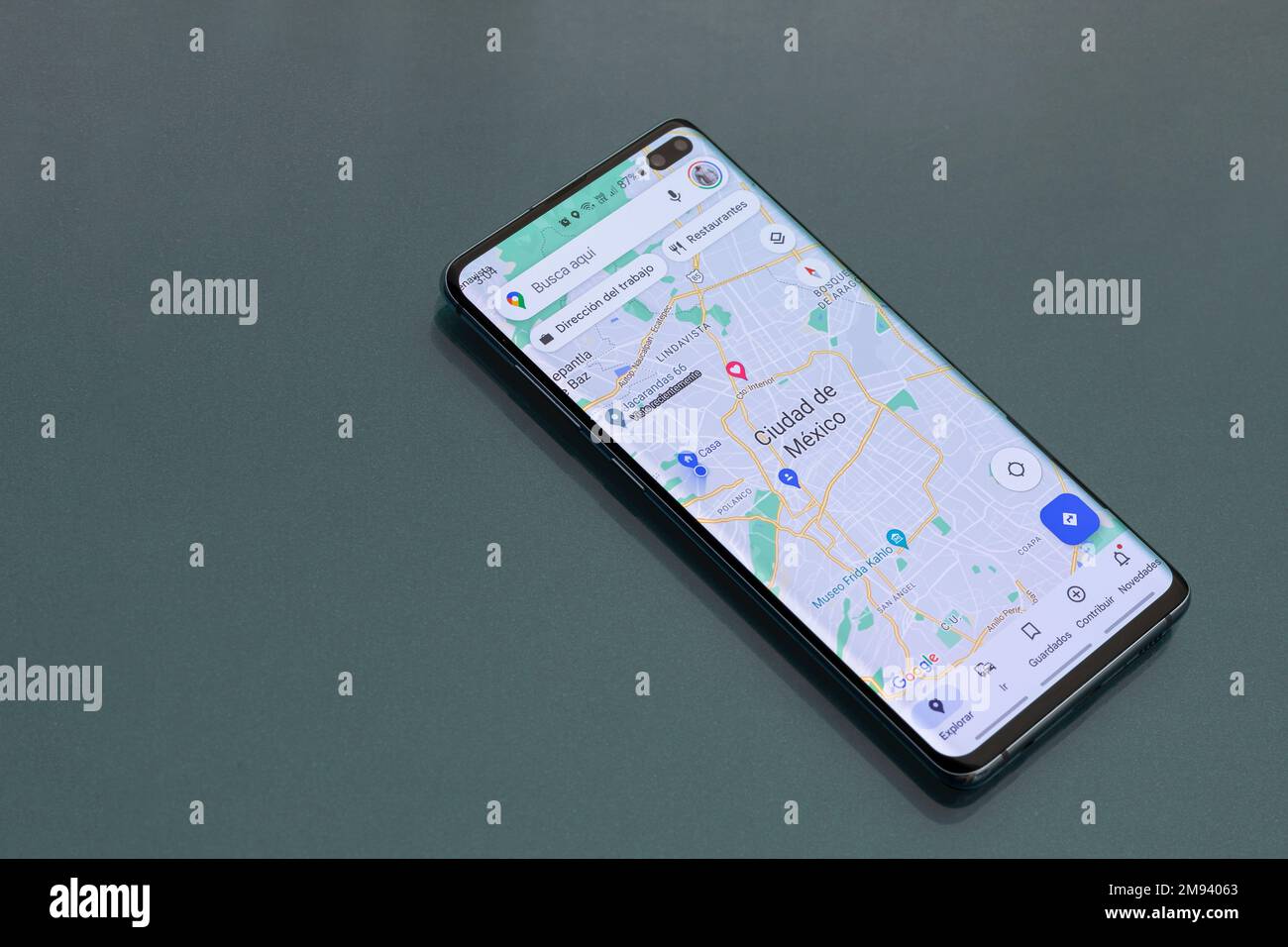 Messico ,CDMX - 30 aprile 2022: Telefono cellulare su un tavolo di vetro e l'applicazione Google Maps sullo schermo. Foto Stock