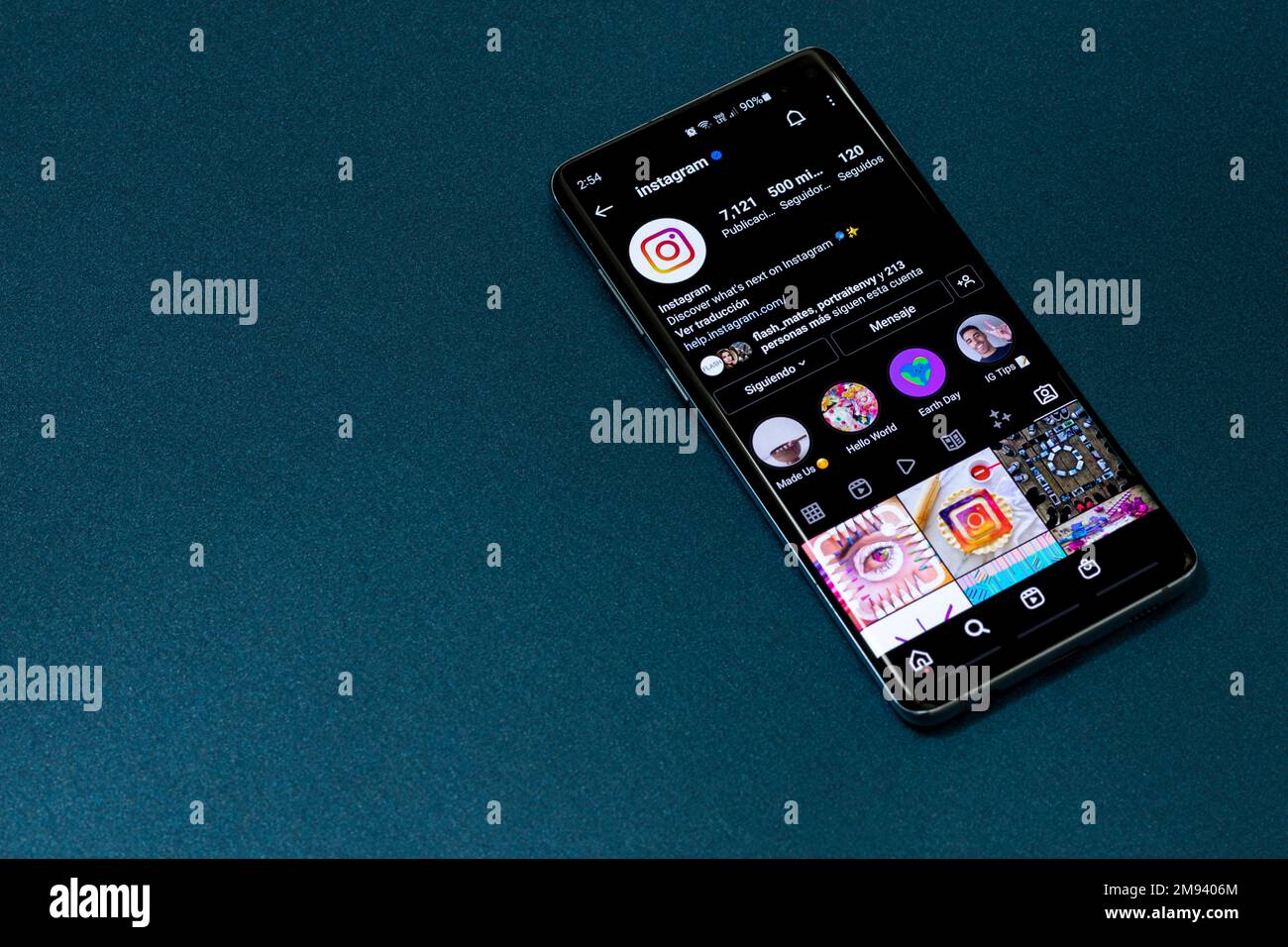 Messico , CDMX - 30 aprile 2022: Instagram su uno schermo del telefono delle cellule, base blu di rame e spazio della copia. Foto Stock