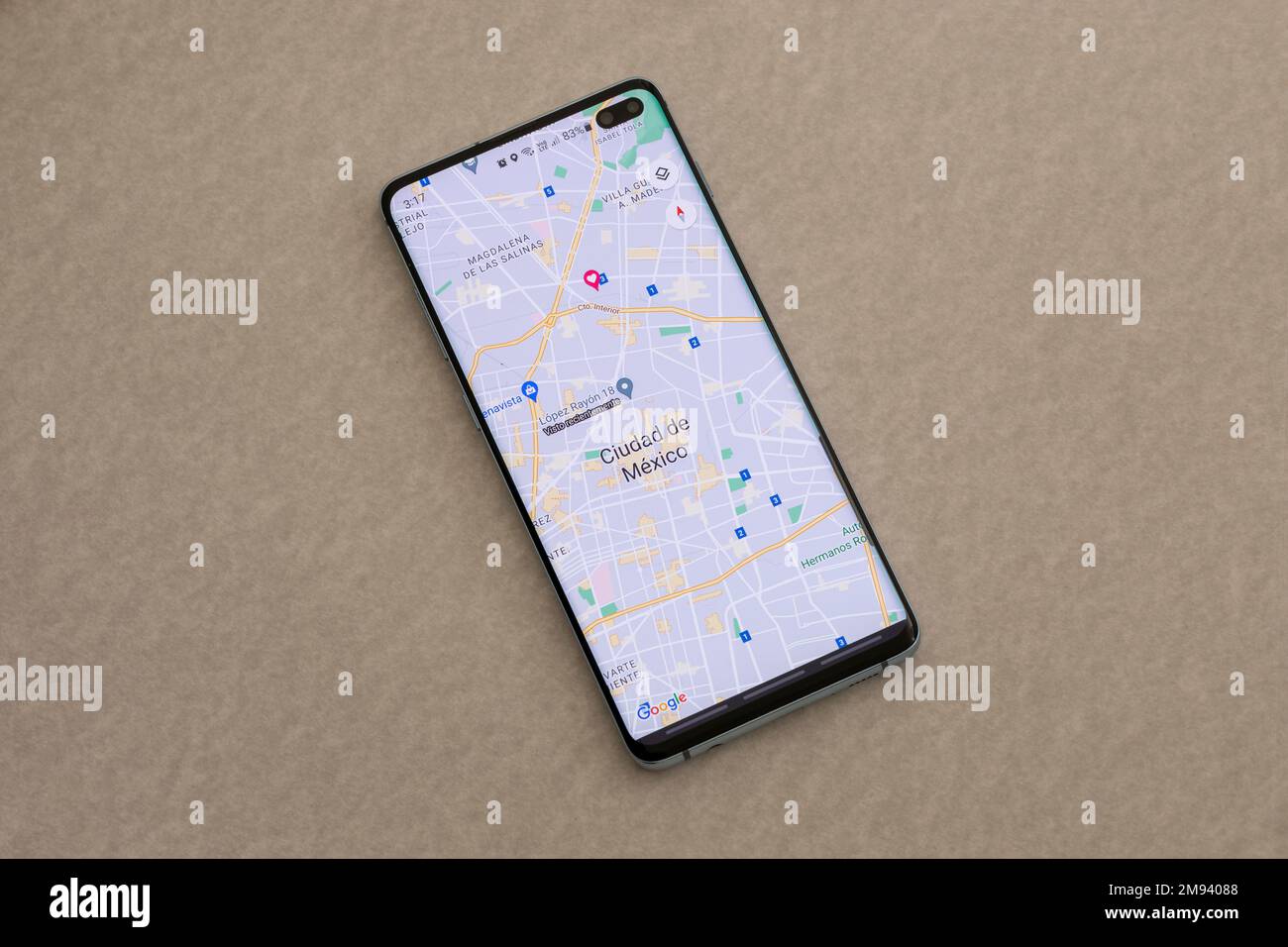 Messico, CDMX - 01 maggio 2022: Telefono cellulare con l'app Google Maps aperto nella posizione di Città del Messico e copia spazio. Foto Stock