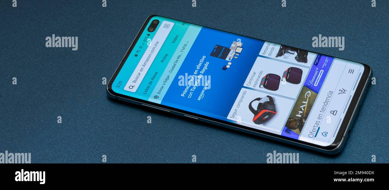 Messico ,CDMX - 01 maggio 2022: Telefono cellulare con l'applicazione amazon  aperta, per effettuare acquisti su uno sfondo blu e spazio copia Foto stock  - Alamy