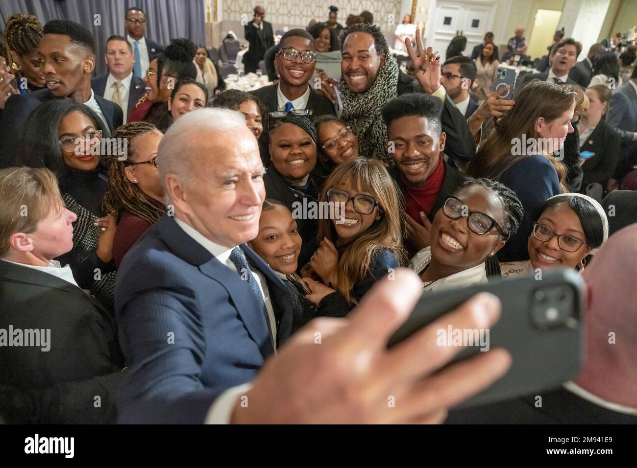 Washington, Stati Uniti d'America. 16th Jan, 2023. Washington, Stati Uniti d'America. 16 gennaio 2023. Joe Biden, presidente degli Stati Uniti, prende un selfie con i partecipanti durante la colazione annuale Martin Luther King Day del National Action Network al Mayflower Hotel, 16 gennaio 2023 a Washington, DC Credit: Adam Schultz/White House Photo/Alamy Live News Foto Stock