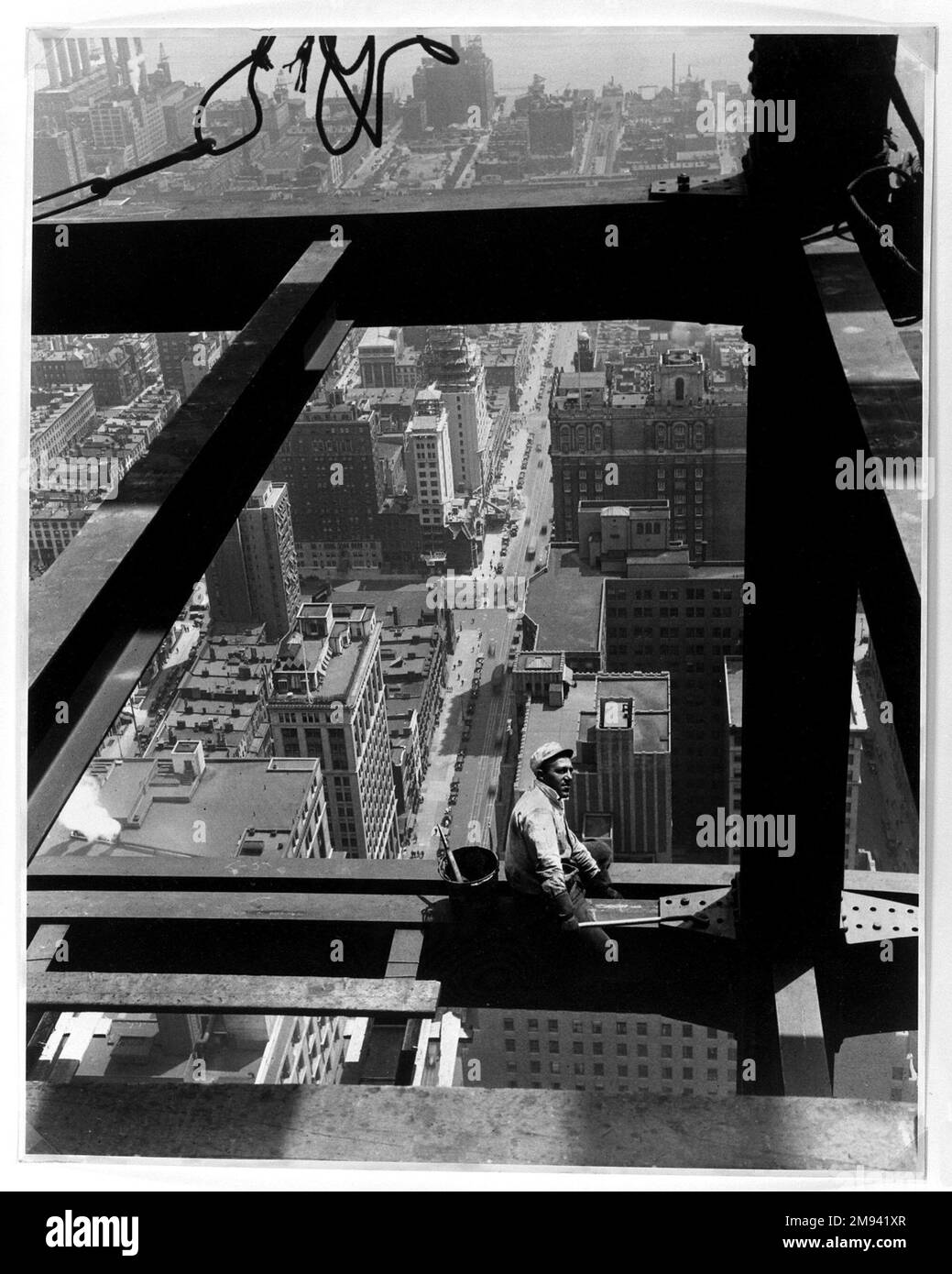 Man astride Beam, Empire state Building Lewis Wickes Hine (americano, 1874-1940). Man astride Beam, Empire state Building, 1930. Fotografia in argento gelatina, immagine: 19 1/4 x 15 1/4 pollici (48,9 x 38,7 cm). Fotografia 1930 Foto Stock
