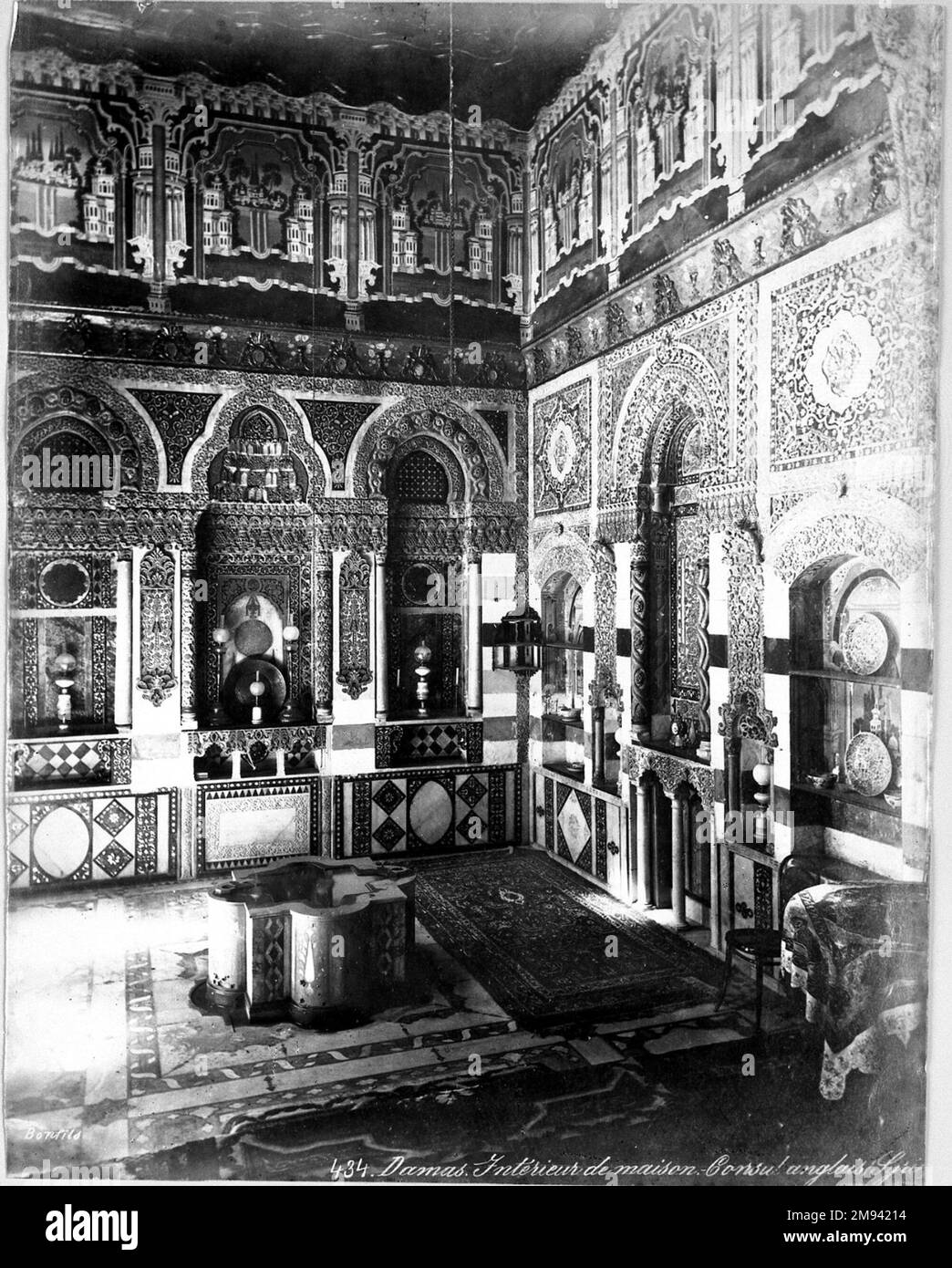 Damasco - interno del Consolato britannico Felix Bonfils (francese, 1831-1885). Damasco - interno del Consolato britannico, dopo il 1867. Fotografia in argento albume, 14 x 10in. (35,6 x 25,4cm). Arti del mondo islamico dopo il 1867 Foto Stock