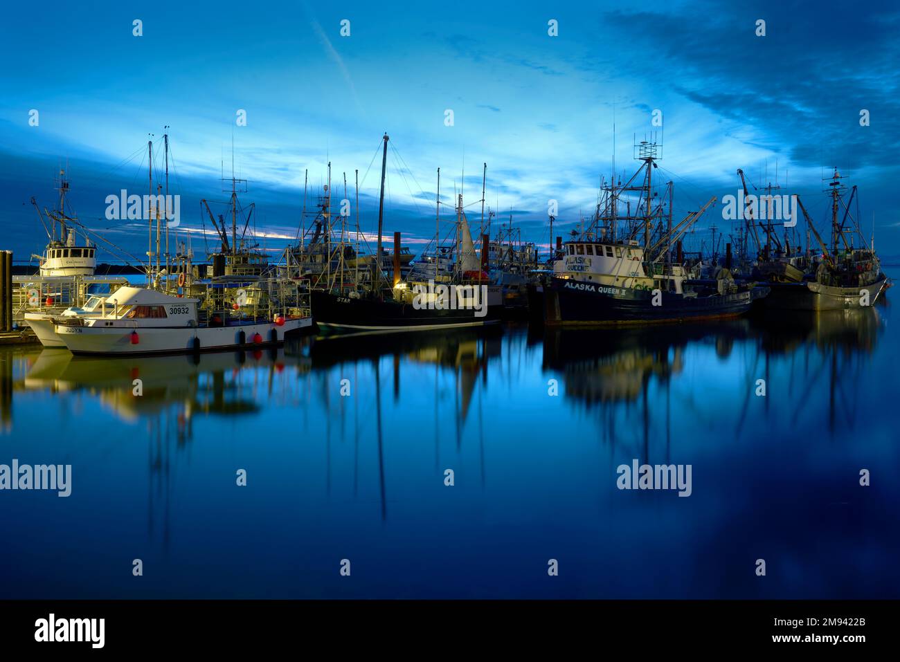 Richmond, British Columbia, Canada – 14 gennaio 2022. Steveston Marina Fishboats commerciali crepuscolo. Barche a pesca commerciali al molo al crepuscolo. Foto Stock