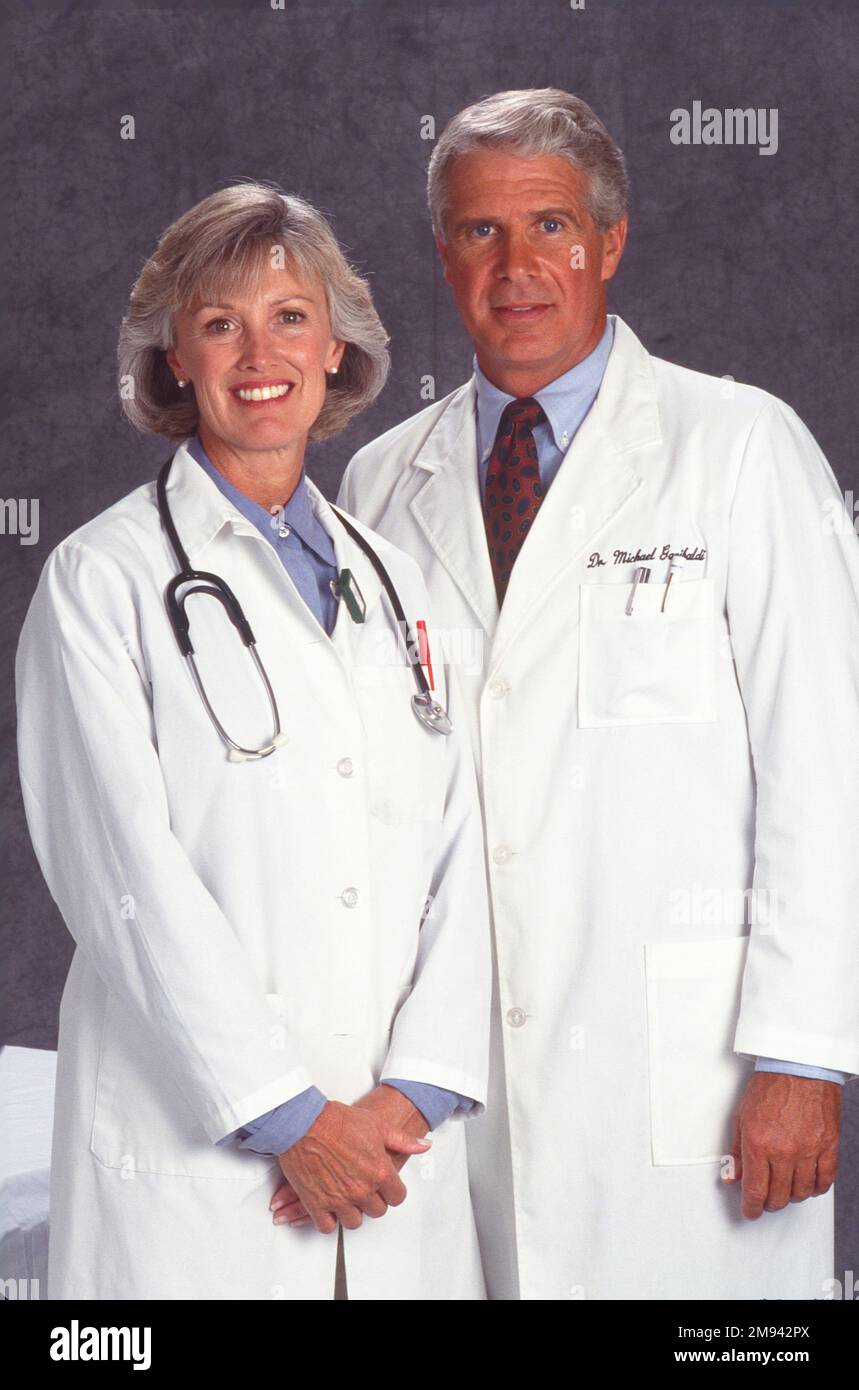 Ritratto di un dottore e di una dottoressa di età superiore che si propongono per la macchina fotografica Foto Stock