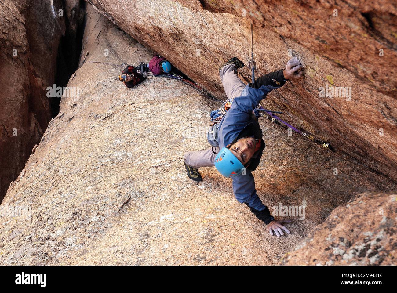 L'arrampicatore maschio di roccia si arrampica nelle montagne di Dragoon nell'Arizona del sud Foto Stock