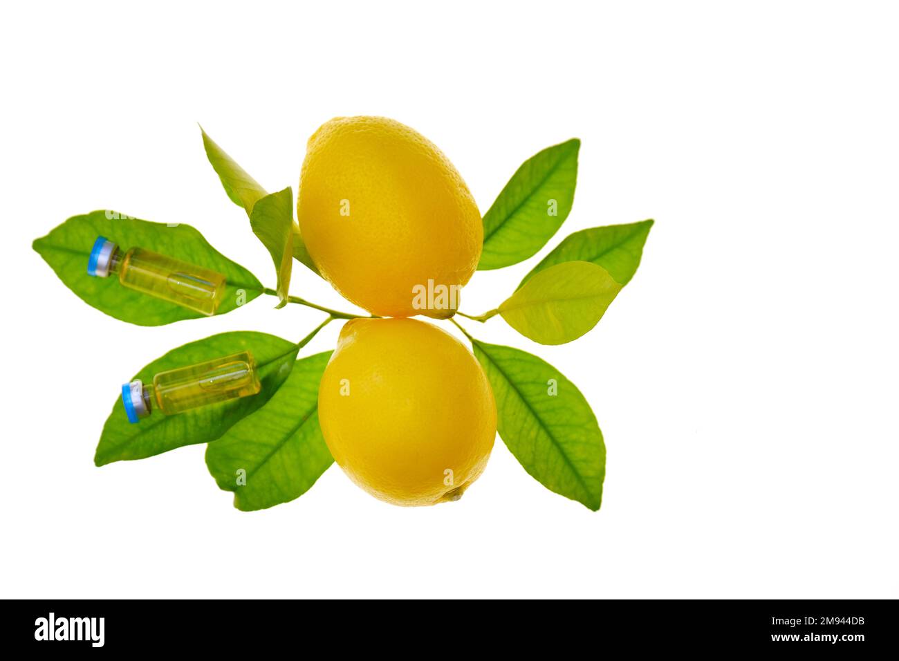 Ampolle di vetro di vitamina C. soluzione di vitamina C, limoni frutta su sfondo bianco. Iniezioni di vitamina C. bellezza e salute. Salute e medicina Foto Stock