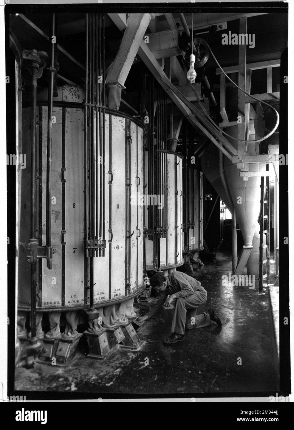 [Untitled] (Man Checking Section 5) Lewis Wickes Hine (American, 1874-1940). , 1936-1937. Fotografia in argento gelatina, 7 1/4 x 4 3/4 pollici (18,4 x 12,1 cm). Fotografia 1936-1937 Foto Stock