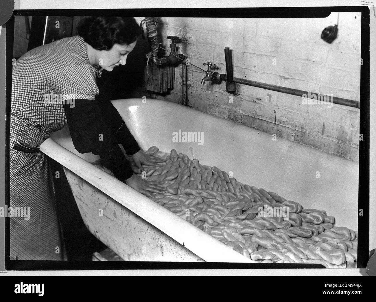 [Untitled] (Women Preparing thread) Lewis Wickes Hine (americano, 1874-1940). , 1936-1937. Fotografia in argento gelatina, 4 3/4 x 7 1/4 pollici (12,1 x 18,4 cm). Fotografia 1936-1937 Foto Stock