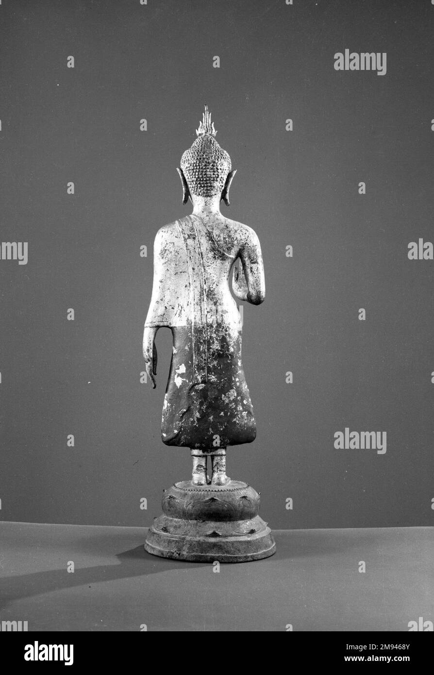 Buddha in piedi Buddha in piedi. Bronzo dorato, policromo, 18 7/8 x 5 1/2 x 5 pollici (47,9 x 14 x 12,7 cm). Arte asiatica Foto Stock