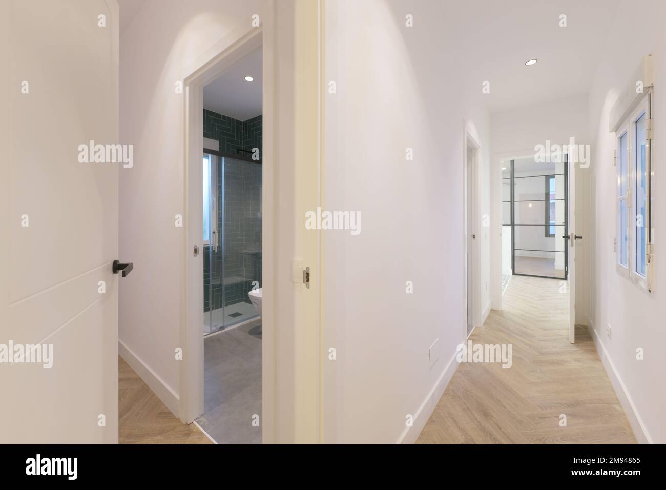 Corridoi di una casa con accesso a diverse camere con pavimenti in gres di legno Foto Stock