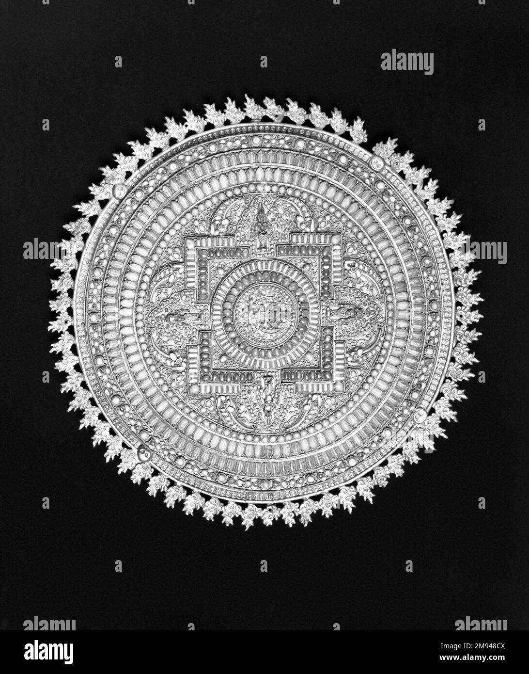 Mandala (diagramma cosmico) , probabilmente all'inizio del 20th ° secolo. Metallo intarsiato con pietre semipreziose, 19 1/2" (49,5 cm). Arte asiatica probabilmente all'inizio del 20th ° secolo Foto Stock