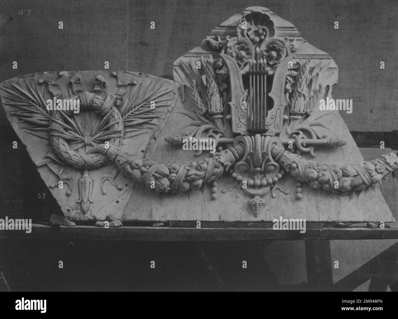 Motifs de decoration sur les piliers du vestibule circulaire Louis-Emile Durandelle (francese, 1839-1917). , 1865-1872. Fotografia in argento albume da collodio umido negativo, immagine: 8 x 10 7/8 pollici (20,3 x 27,6 cm). Fotografia 1865-1872 Foto Stock