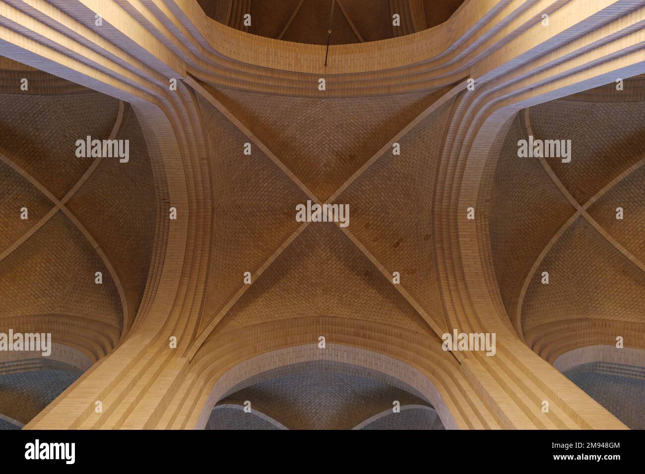 Particolare della volta in mattoni color crema, arco, parete di costole, colonna ed elemento clerestorio sul soffitto della chiesa protestante espressionista a Copenaghen, Danimarca. Foto Stock