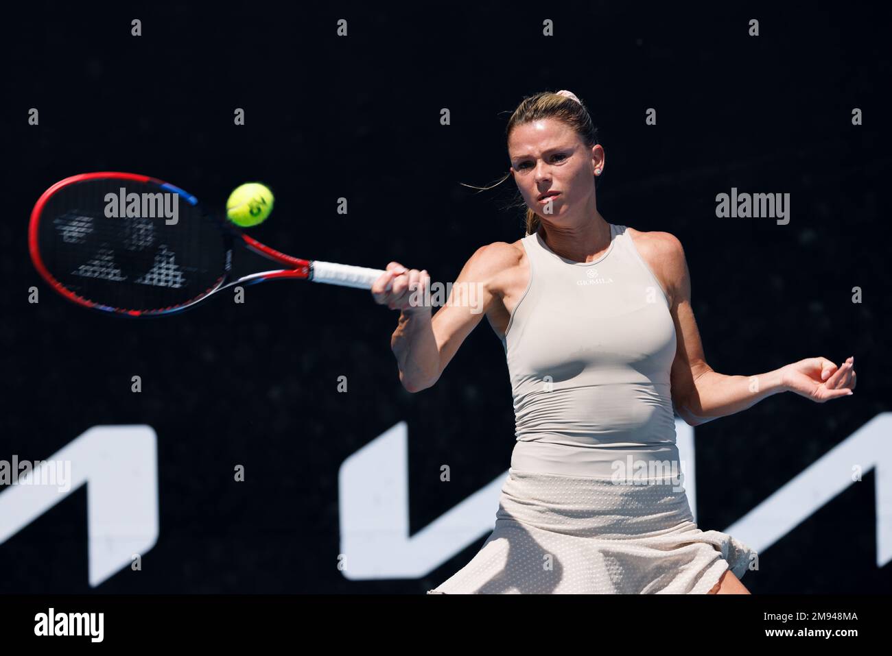 Melbourne, Australia. 17th Jan, 2023. Camila GIORGI d'Italia in azione contro Anastasia PAVLYUCHENKOVA nella partita delle Donne Singles il giorno 2 dell'Australian Open 2023 sulla Rod Laver Arena, a Melbourne, Australia. Sydney Low/Cal Sport Media. Credit: csm/Alamy Live News Foto Stock