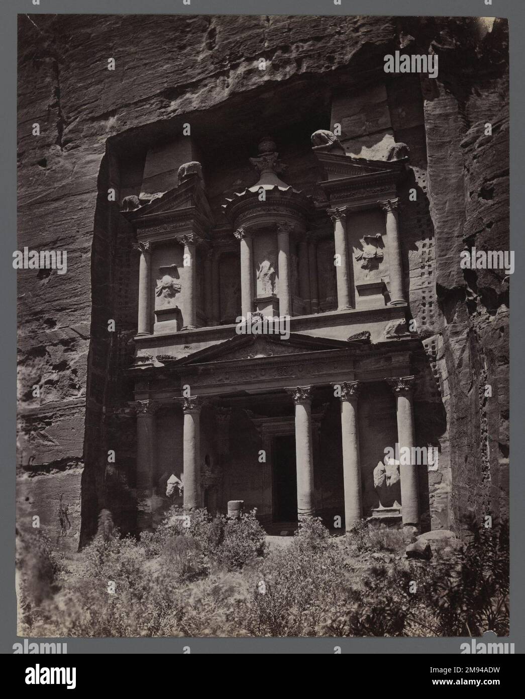 Vista di Petra, 19th ° secolo. Fotografia in argento albume, 9 3/8 x 7 5/16 pollici (23,8 x 18,6 cm). Arti del mondo islamico 19th ° secolo Foto Stock