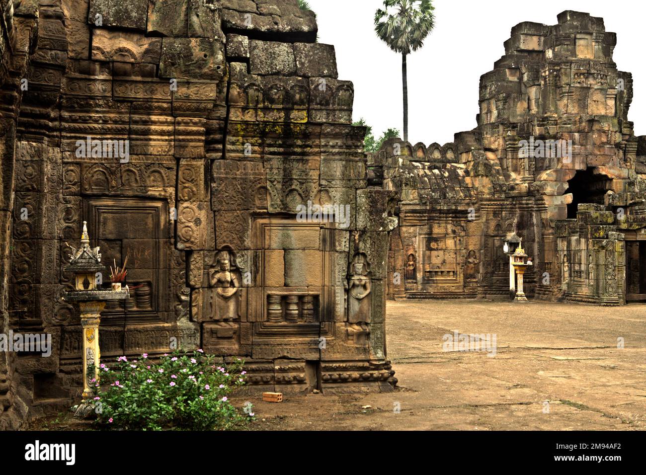 Una vista a Banteay Prei (Prey) Nokor, un tempio raramente touristed 11th ° secolo affiliato al buddismo, che è noto come Wat Nokor tra le comunità locali e si trova in Kampong Cham (Kompong Cham), Cambogia. "La sostenibilità delle risorse del patrimonio culturale è fortemente legata all'effettiva partecipazione delle comunità locali alla conservazione e alla gestione di queste risorse", ha scritto un team di scienziati guidati da Sunday Oladipo Oladeji nell'abstract del loro documento pubblicato su Sage Journals il 28 ottobre 2022. Foto Stock