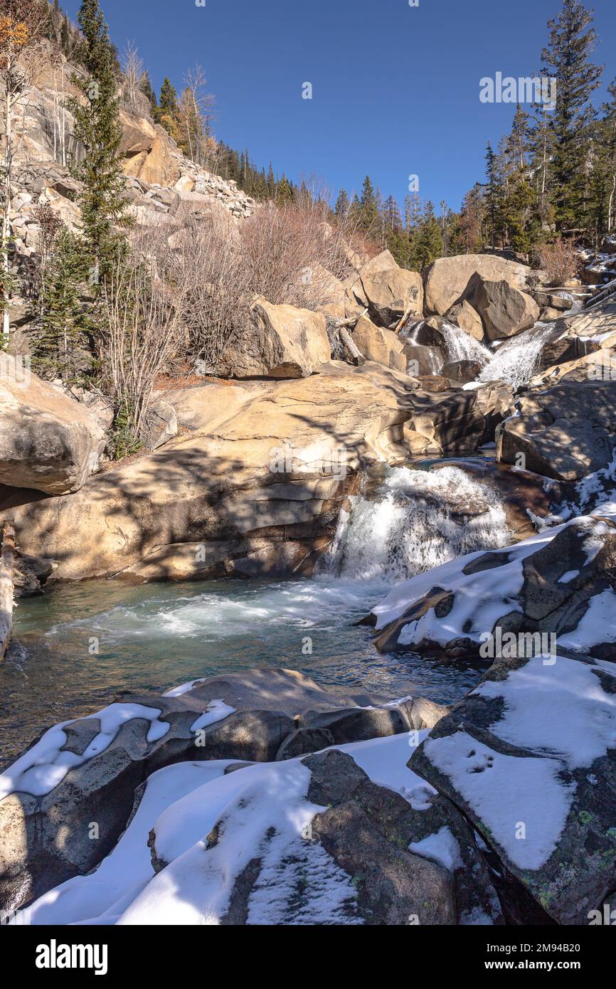 Cattura i momenti trascorsi esplorando la White River National Forest vicino ad Aspen Colorado, ricca di incantevoli rocce, invitanti sentieri e acque rilassanti. Foto Stock