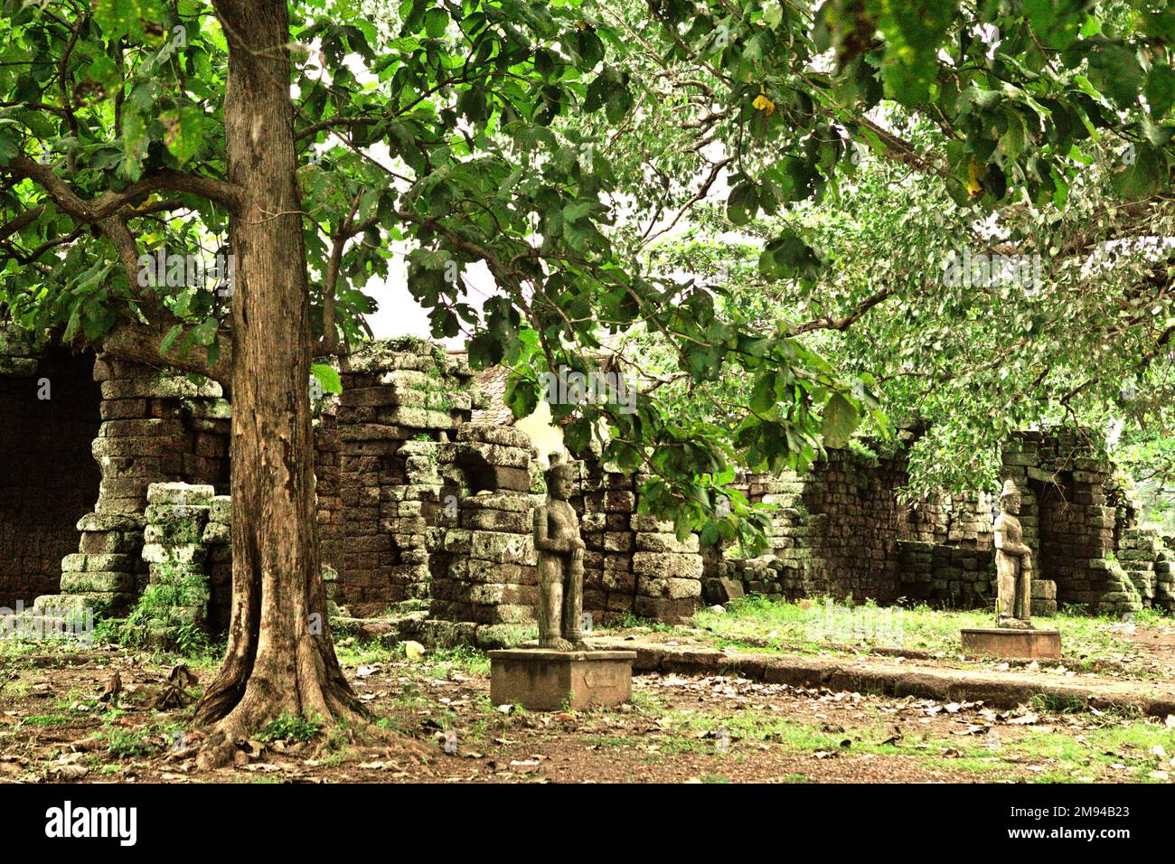 Sculture Guardian nel cortile di Banteay Prei Nokor, un tempio raramente touristed 11th ° secolo affiliato al buddismo situato a Kampong Cham (Kompong Cham), Cambogia. "La sostenibilità delle risorse del patrimonio culturale è fortemente legata all'effettiva partecipazione delle comunità locali alla conservazione e alla gestione di queste risorse", ha scritto un team di scienziati guidati da Sunday Oladipo Oladeji nell'abstract del loro documento pubblicato su Sage Journals il 28 ottobre 2022. Foto Stock