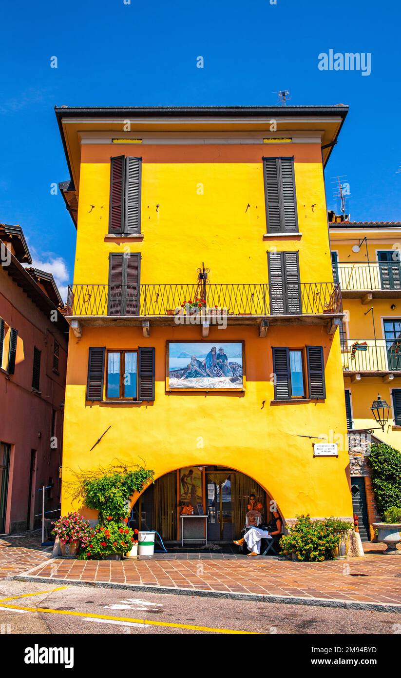 Vista sulla strada di Menaggio sul lago di Como, Lombardia, Italia settentrionale Foto Stock