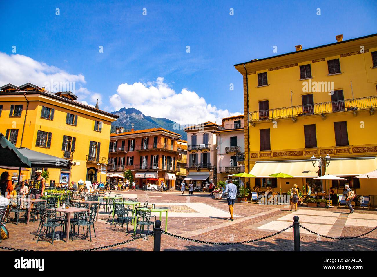 Vista sulla strada di Menaggio sul lago di Como, Lombardia, Italia settentrionale Foto Stock