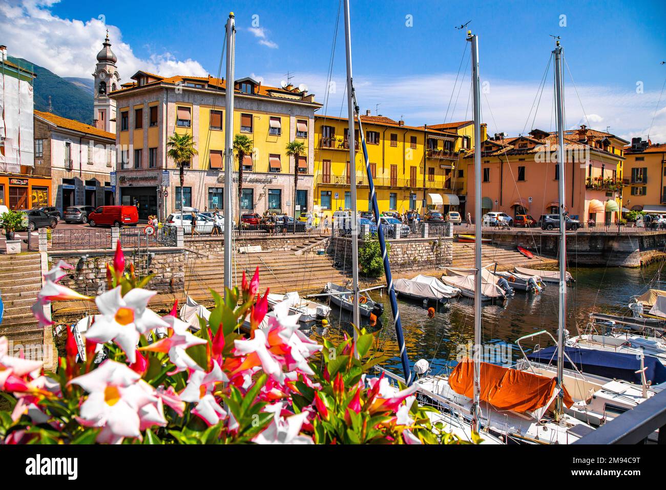 Vista sulla strada di Menaggio sul lago di Como, Lombardia, Italia settentrionale Foto Stock