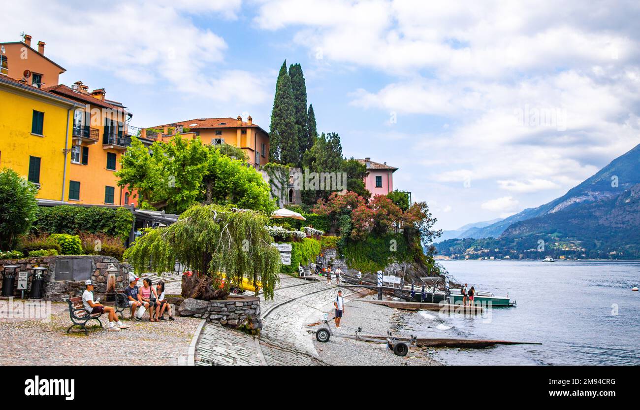 Veduta della città di Varenna sul lago di Como in provincia di Lecco in Lombardia Foto Stock