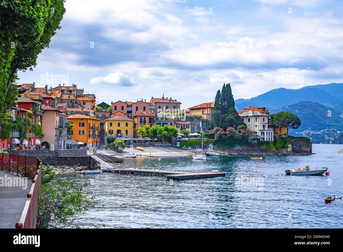 Veduta della città di Varenna sul lago di Como in provincia di Lecco in Lombardia Foto Stock