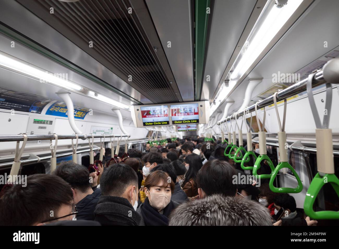 Seul, Corea. 20th Dec, 2022. I pendolari, i passeggeri e i turisti si fermano in spazi ristretti durante l'ora di punta sulla linea 2 della metropolitana di Seoul alla stazione del municipio. La linea 2 della metropolitana metropolitana di Seoul, nota anche come linea verde, attraversa la città da est a ovest, collegando quartieri importanti come Gangnam, Municipio e Shinchon. E' una delle linee piu' trafficate del sistema ed e' conosciuta per le sue vedute panoramiche lungo il Fiume Han. La linea 2 fornisce anche il trasferimento ad altre linee che la rendono una scelta popolare per il pendolarismo e il viaggio. La linea 2 della metropolitana di Seoul ferma a Seve Foto Stock