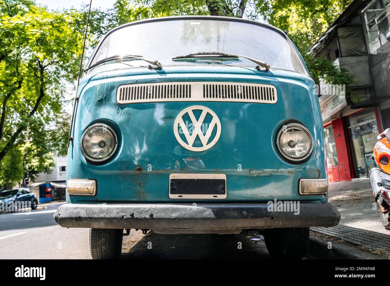 San Francisco, USA - 15 gennaio 2023: Autobus Volkswagen vintage. Camper retrò van hippie sulla strada soleggiata della città. Foto di alta qualità Foto Stock