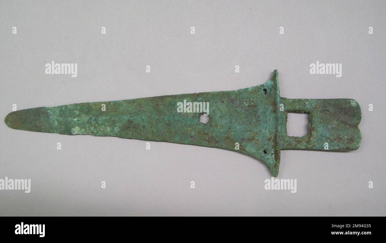 Dagger-ascia con Dian decorazione astratta. , 5th ° secolo a.C. E.-inizio 1st ° secolo C.E. Bronzo, 10 1/4 x 3 poll. (26,0 x 7,6 cm). Arte Asiatica 5th ° secolo a.C. E.-inizio 1st ° secolo C.E. Foto Stock