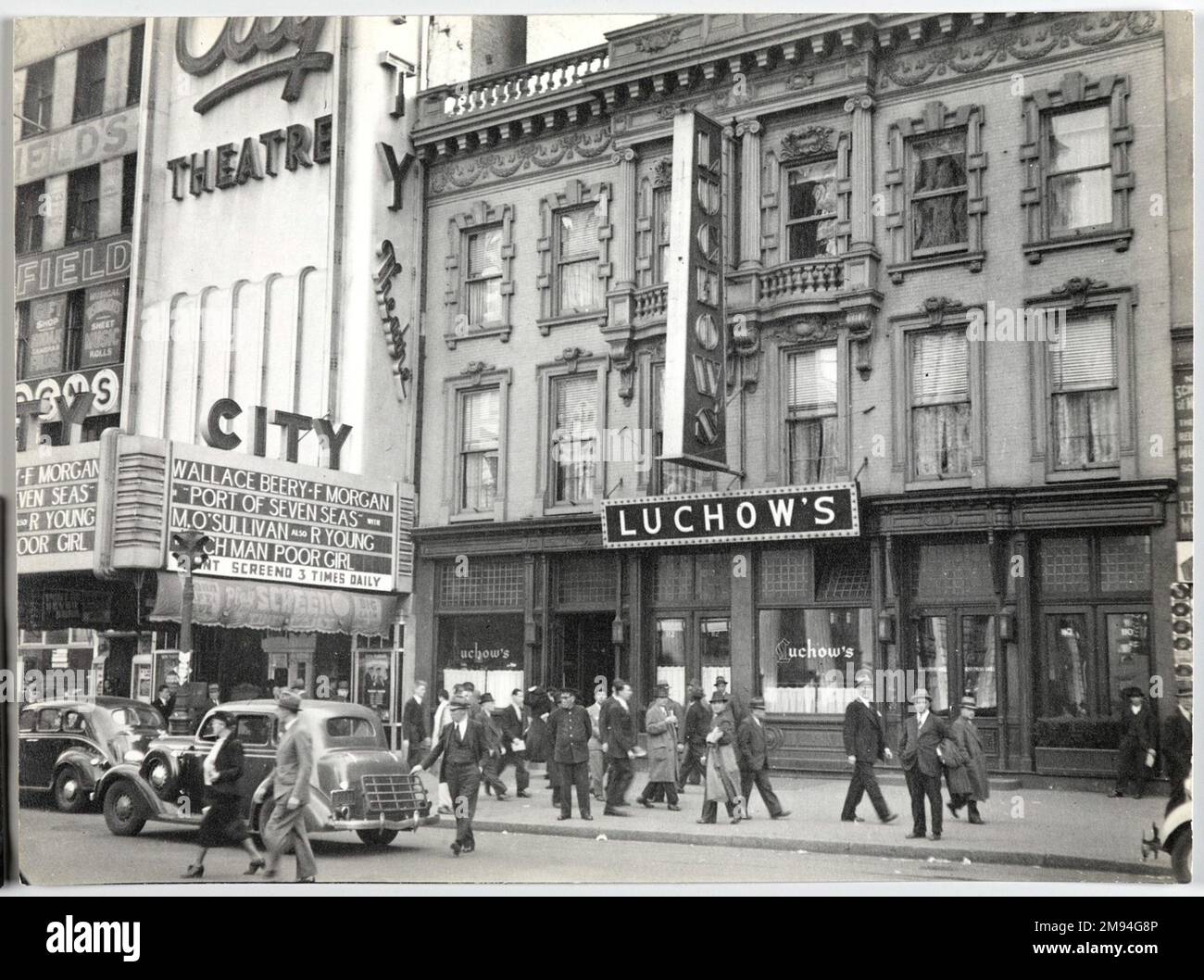 Luchow's Restaurant Berenice Abbott (americano, 1898-1991). , 26 ottobre 1938. Fotografia in argento gelatina, foglio: 7 x 9 1/2 pollici (17,8 x 24,1 cm). Fotografia 26 ottobre 1938 Foto Stock