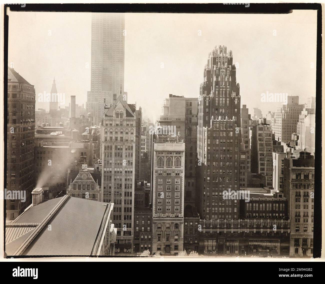 Quarantesima strada tra la Quinta e la Sesta Avenue Berenice Abbott (americano, 1898-1991). Quarantesima strada tra la Quinta e la Sesta Avenue, 8 settembre 1938. Fotografia in argento gelatina, foglio: 7 7/8 x 9 7/8 pollici (20 x 25,1 cm). Fotografia 8 settembre 1938 Foto Stock